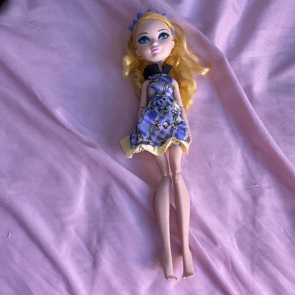 Ever After High Enchanted Picnic Blondie Lockes